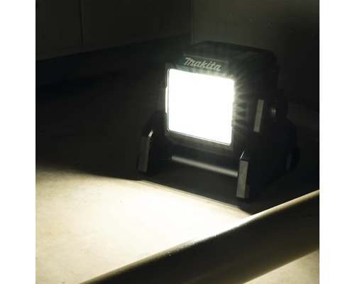 Logo Makita. Lampe de chantier mobile allumée dans l''obscurité.