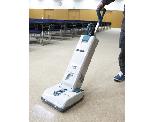 Aspirateur sans fil Makita pour le nettoyage des sols intérieurs.
