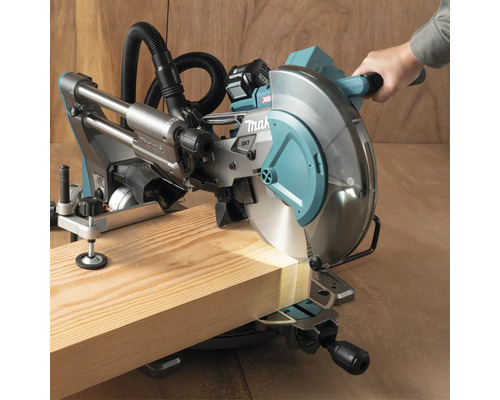 Gehrungssäge beim Schneiden eines Holzstücks