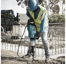 Bauarbeiter mit Presslufthammer von Makita auf einer Baustelle