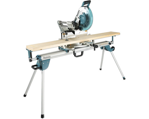 Makita Kapp- und Gehrungssäge mit Untergestell und Werkstück
