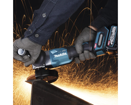 Makita Akku Winkelschleifer im Einsatz beim Schleifen von Metall