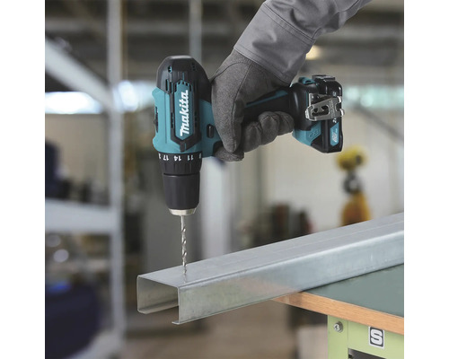 Visseuse-perceuse sans fil Makita perçant un profilé métallique