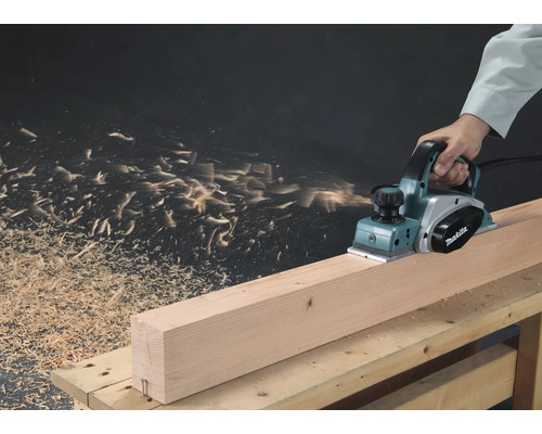 Rabot électrique rabotant une pièce de bois