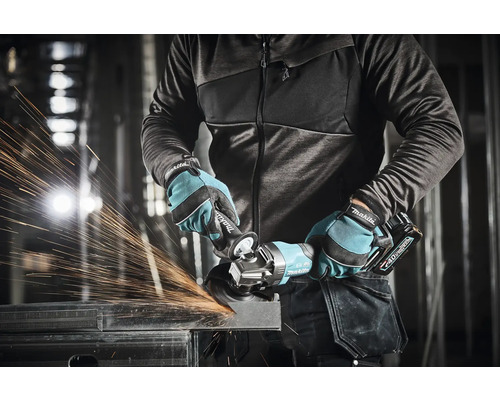 Eine Person verwendet einen Winkelschleifer zum Schneiden von Metall, wobei Funken sprühen.