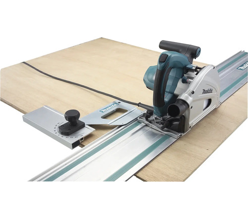 Scie plongeante Makita avec rail de guidage sur plaque de bois