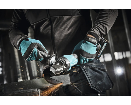 Eine Person benutzt einen Akku-Winkelschleifer von Makita zum Schleifen von Metall.