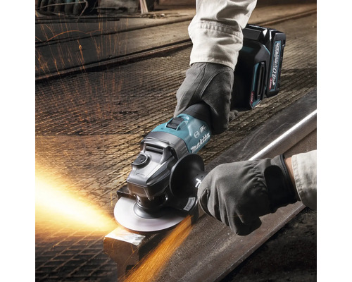 Makita Akku-Winkelschleifer im Einsatz mit Funkenflug