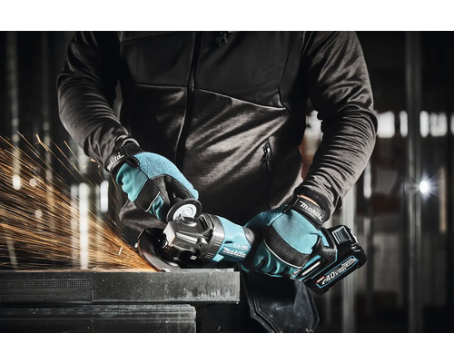 Eine Person arbeitet mit einem Akku-Winkelschleifer von Makita an einem Werkstück.