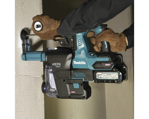 Bohrmaschine mit Staubabsaugung beim Bohren in eine Wand