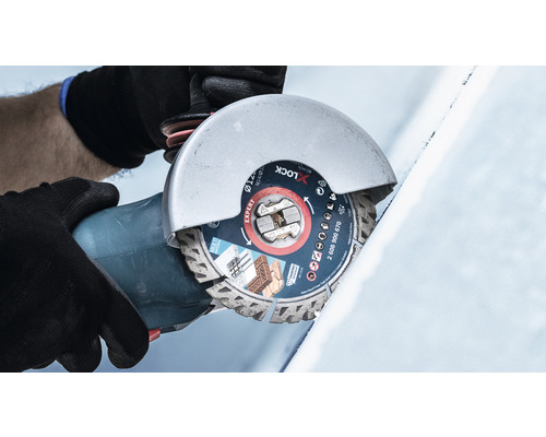 Eine Person schneidet ein Werkstück mit einem Winkelschleifer mit Diamanttrennscheibe