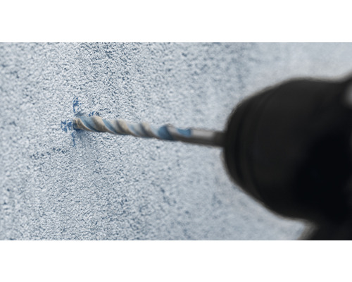 Bohrmaschine bohrt Loch in Wand