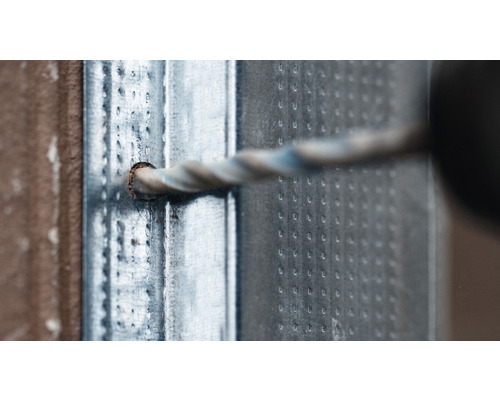 Perceuse perçant un profilé métallique