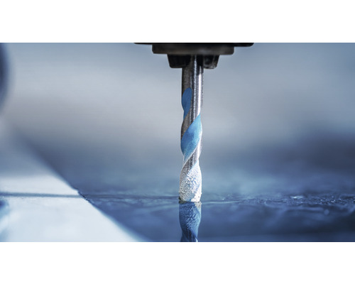 Foret hélicoïdal perçant une pièce