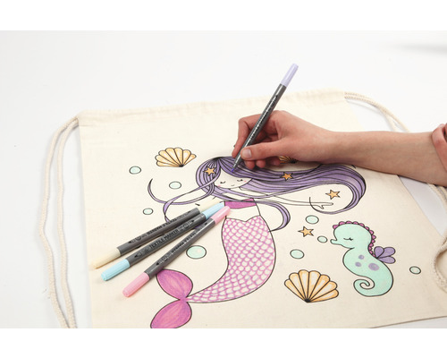 Décoration d''un sac en tissu avec des feutres textiles sur le thème de la sirène