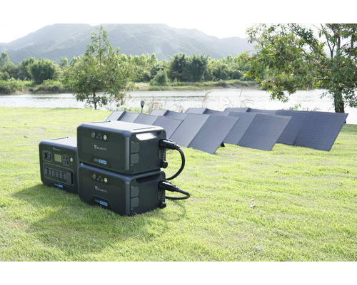Bluetti Powerstation mit Solarpanels auf einer Wiese