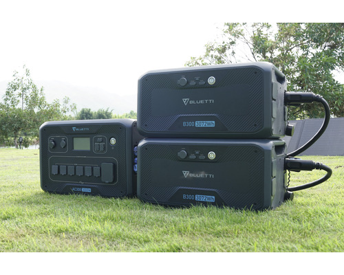 Bluetti AC300 und B300 Powerstation auf Rasen