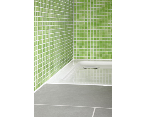 Coin de salle de bains avec des carreaux de mosaïque verts, un receveur de douche et des carreaux de sol gris