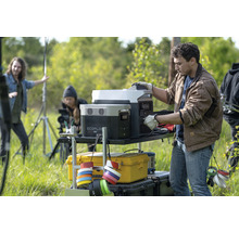 Station d''alimentation EcoFlow sur un chariot avec des accessoires, à l''extérieur pendant un tournage.