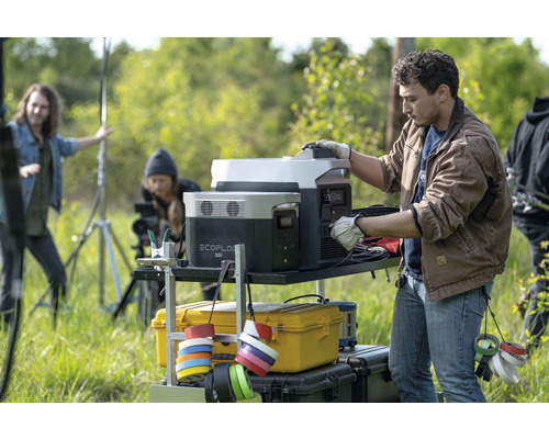 Station d''alimentation EcoFlow sur un chariot avec des accessoires, à l''extérieur pendant un tournage.
