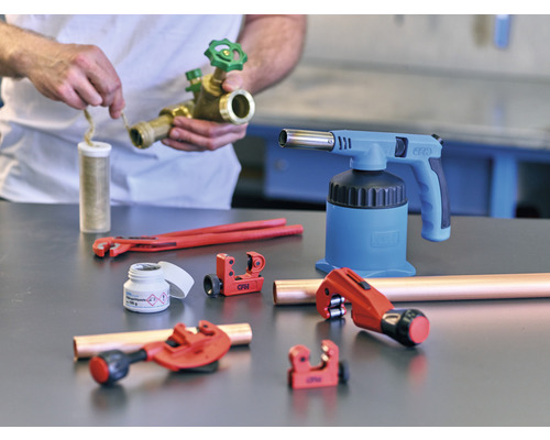 Werkzeuge zum Löten von Kupferrohren, einschließlich Rohrschneider, Lötdraht, Lötfett und Lötlampe