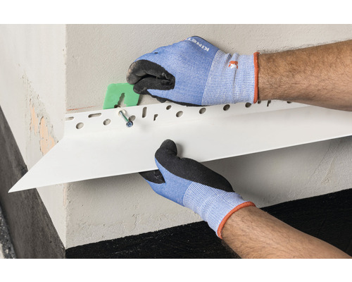 Montage eines Putzprofils an einer Gebäudeecke