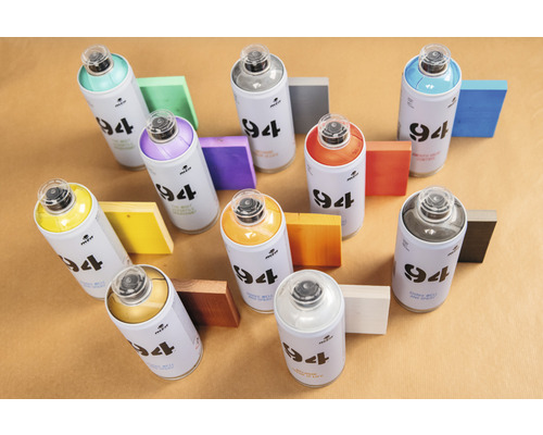 Plusieurs bombes de peinture Montana 94 avec des morceaux de bois colorés