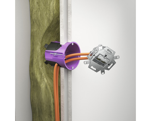 Installierte Gerätedose mit Elektronik Einsatz in der Wand