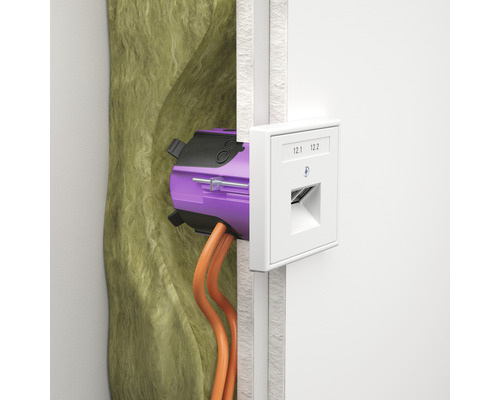 Netzwerkdose mit Unterputzkasten in der Wand