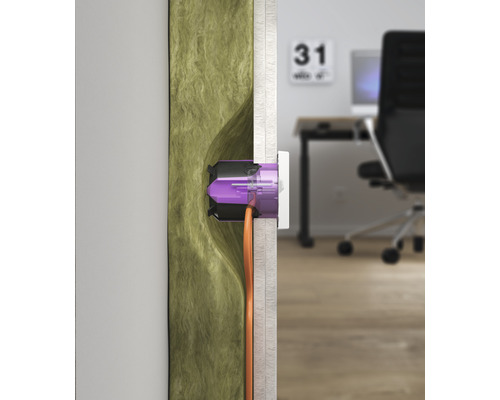 Wandkonstruktion mit Dämmstoff, Steckdose und Elektrokabel im Innenraum