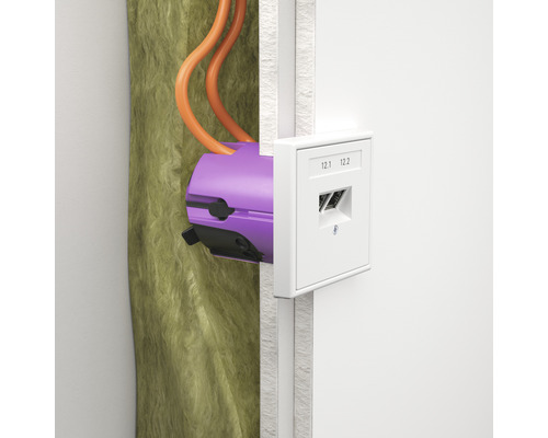 Netzwerkdose mit Kabeln und Dämmmaterial