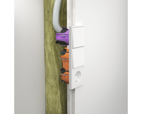 Installation einer Unterputz-Steckdose mit Schalter in einer Wand