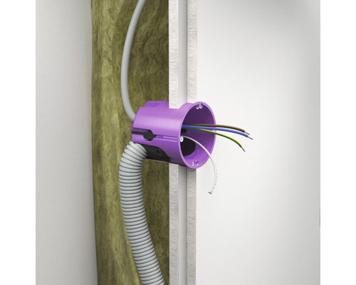 Installationsdose mit Kabeln in einer Wand