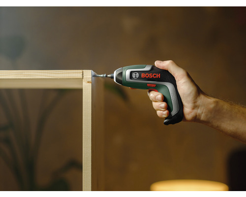 Akkuschrauber beim Schrauben in Holz. Bosch Logo.