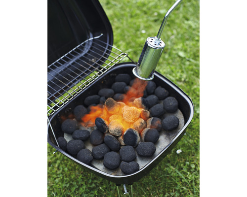 Grill mit Grillkohle und Anzündkamin