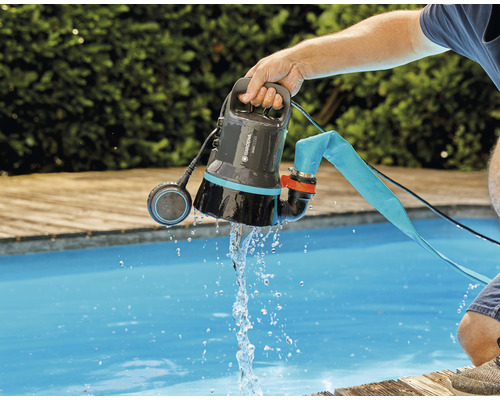Pompe d''évacuation Gardena utilisée au-dessus d''une piscine