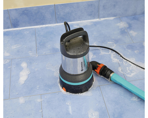 Gardena Schmutzwasserpumpe mit Schlauch auf gefliestem Untergrund