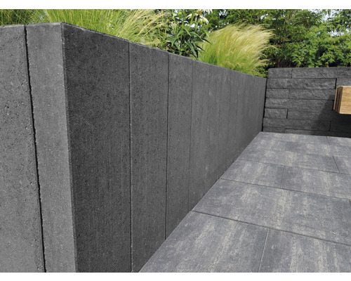 Gartenmauer aus Betonsteinen und Pflastersteinen