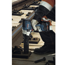 Akku-Drehschlagschrauber im Einsatz auf Bahngleisen.