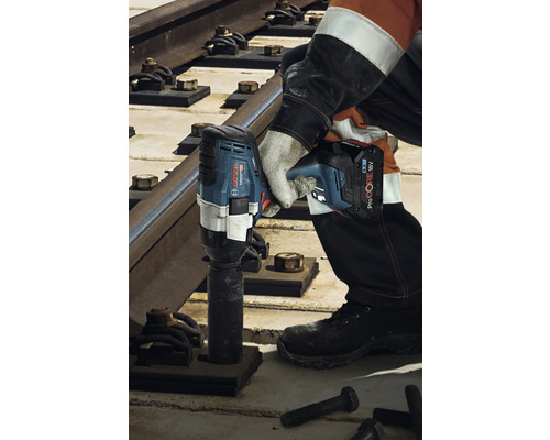 Akku-Drehschlagschrauber im Einsatz auf Bahngleisen.