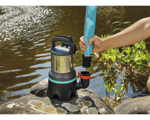 Pompe d''eaux chargées Gardena avec tuyau au bord d''une étendue d''eau