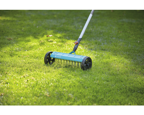 Gardena Rasenlüfter mit Rädern auf Rasen