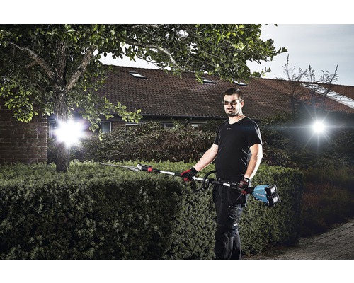 Mann schneidet Hecke mit einer Akku-Heckenschere