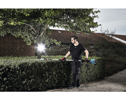 Mann schneidet Hecke mit einer Akku-Heckenschere