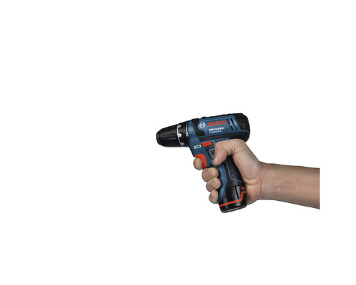 Person hält Akku-Bohrschrauber