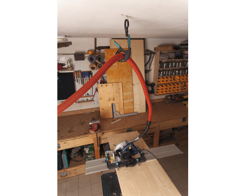 Werkstatt mit Handkreissäge auf Führungsschiene und Staubabsaugung