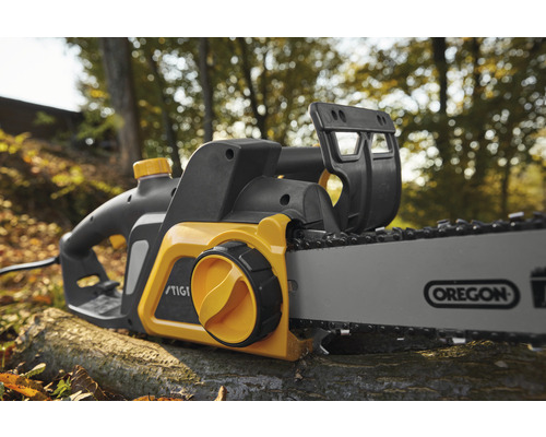 Elektrische Kettensäge auf Baumstamm mit Oregon Sägeblatt