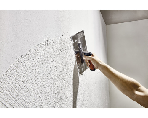 Application d''enduit au moyen d''une taloche sur un mur
