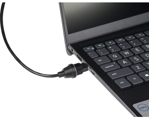 Ordinateur portable avec câble USB connecté