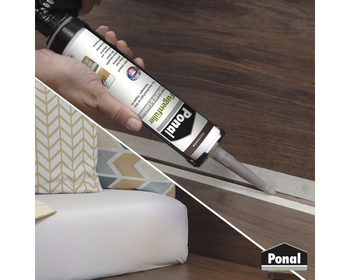 Application de mastic à joints Ponals brun noyer sur un sol en bois